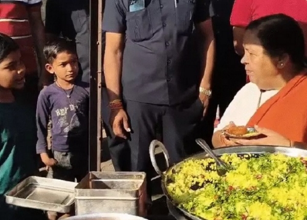 اوما بھارتی ٹیکم گڑھ میں ہاتھ ٹھیلے پر دکان لگا کر پوہا جلیبی فروخت کرتی ہوئیں۔