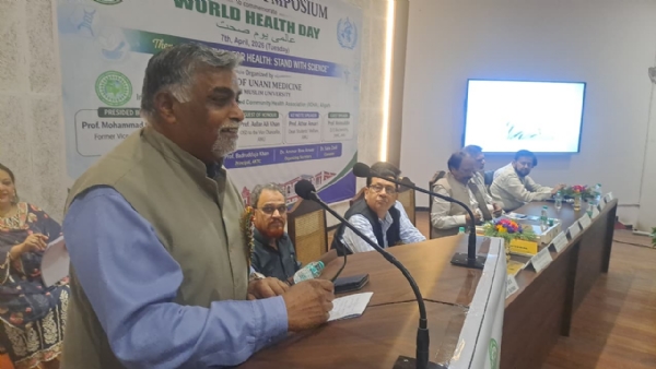 خطاب کرتےہوئے