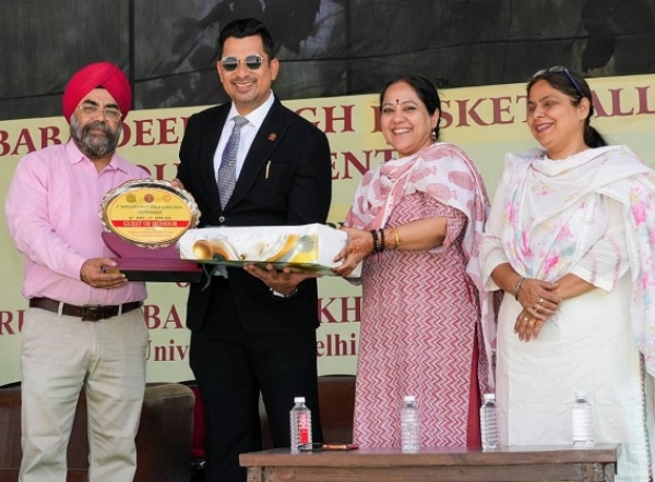 مہمانِ خصوصی سندیپ سرکاریہ، پروفیسر گرموہندر سنگھ اور ڈاکٹر اندرپریت کور پانچویں پی ایس پی بی بابا دیپ سنگھ باسکٹ بال ٹورنامنٹ کی افتتاحی تقریب کے دوران کھلاڑیوں کے ساتھ۔