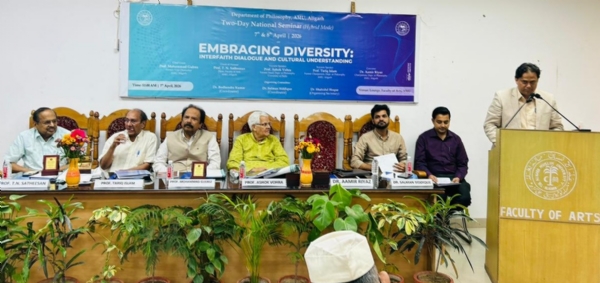 خطاب کرتے ہوئے پروفیسر عامر ریاض خطاب کرتے ہوئے پروفیسر عامر ریاض