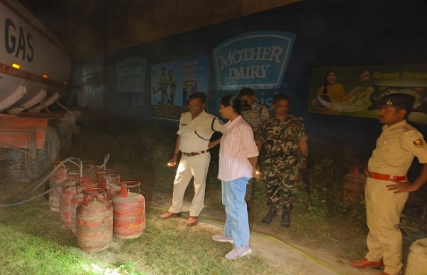 بہار کے مظفر پور میں پولیس کی بڑی کارروائی ، غیر قانونی گیس ری فلنگ کے بڑے کنکشن کا انکشاف بہار کے مظفر پور میں پولیس کی بڑی کارروائی ، غیر قانونی گیس ری فلنگ کے بڑے کنکشن کا انکشاف