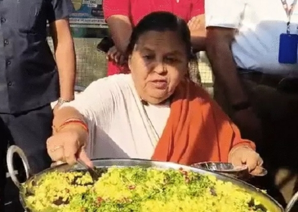 اوما بھارتی ٹیکم گڑھ میں ہاتھ ٹھیلے پر دکان لگا کر پوہا جلیبی فروخت کرتی ہوئیں۔