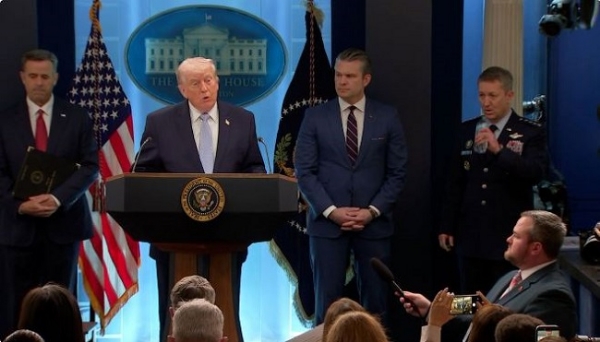 وائٹ ہاوس میں میڈیا سے خطاب کرتے ہوئے ڈونالڈ ٹرمپ وائٹ ہاوس میں میڈیا سے خطاب کرتے ہوئے ڈونالڈ ٹرمپ