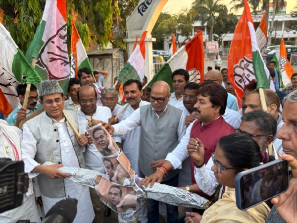 پون کھیراپر پولیس کارروائی کے خلاف آسام کے وزیر اعلیٰ کا پتلا جلایا گیا پون کھیراپر پولیس کارروائی کے خلاف آسام کے وزیر اعلیٰ کا پتلا جلایا گیا