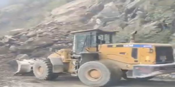 جموں سرینگر قومی شاہراہ پر لینڈ سلائیڈنگ کی وجہ سے گاڑیوں کی آمدورفت معطل