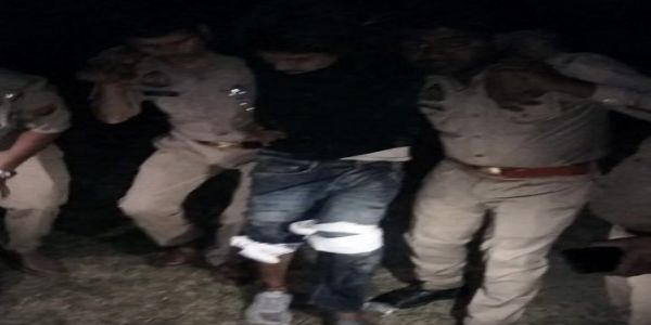 پولیس انکاونٹر: خواتین سے چیزیں چھیننے والا بدمعاش گرفتار