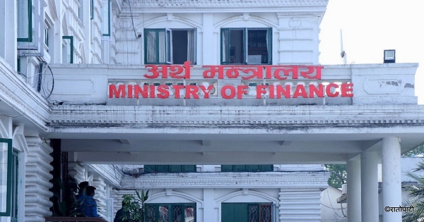 ایندھن بحران کے درمیان نیپال حکومت نے ملازمین کو پیٹرول اور ڈیزل کی سپلائی میں کمی