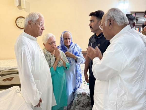 سابق مرکزی وزیر اور کانگریس لیڈر محسنہ قدوائی سپرد خاک ، قبرستان پہنچ کر راہل گاندھی نے خراج عقیدت پیش کیا