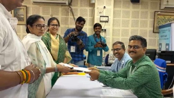 ممتا بنرجی نے بھوانی پور سیٹ سے پرچہ نامزدگی داخل کیا ، حامیوں کے ساتھ علی پور سروے بھون پہنچی