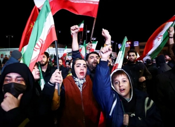 ایران کے تہران میں آج صبح جنگ بندی کے اعلان کے بعد لوگ جمع ہوئے اور جھنڈے لہرائے۔ فوٹو: انٹرنیٹ میڈیا