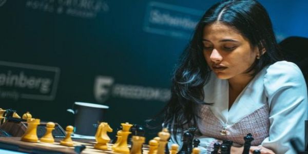 فیڈے کینڈیڈیٹس ٹورنامنٹ 2026 : دیویا دیش مکھ نے انا موزیچک کو شکست دیکر مشترکہ برتری حاصل کی، پرگیاناند ہار گئے