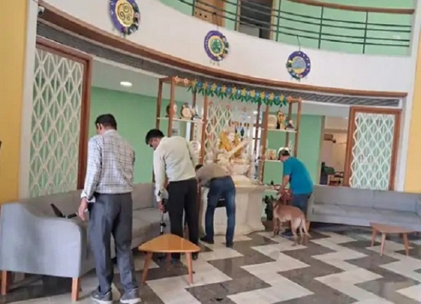 اسکول میں بم ڈسپوزل اسکواڈ سرچنگ کرتے ہوئے