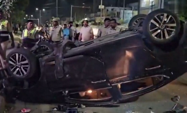 شہرمیں سڑک حادثہ ،کار کی ٹکر سے دو طلبہ سمیت 3 نوجوان ہلاک