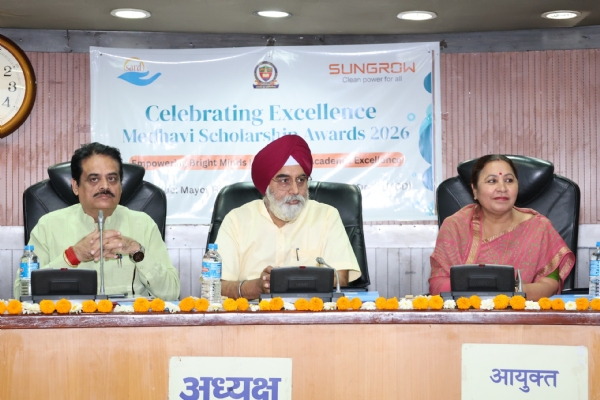 میئر نے500 طلباءکو 1000 روپے وظائف تقسیم کئے، ایم سی ڈی ویب ایپ کا آغاز