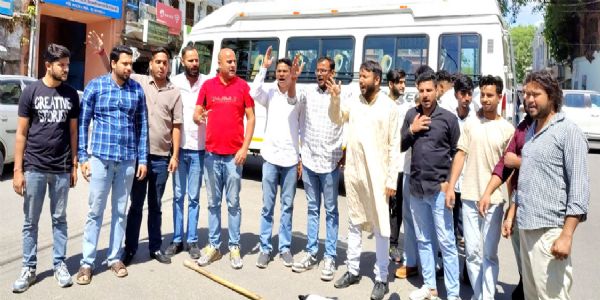 یوتھ کانگریس نے آسام کے وزیر اعلیٰ کا پتلا جلاکراحتجاج کیا۔