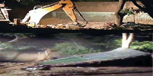 سرکاری زمین پر بنائے گئے غیر قانونی مزار کو بلڈوزر سے مسمار کر دیا گیا