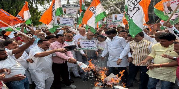 ہیمنتا بسواسرما کے مخالفت میں کانگریس کارکنان نے کیا احتجاج، پتلا نذرآتش کیا