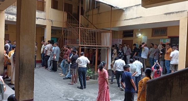 آسام: گوہاٹی سینٹرل اسمبلی حلقہ کے 34-33 نمبر پولنگ اسٹیشنوں پر جمعرات کی صبح ووٹروں کی قطار کا منظر