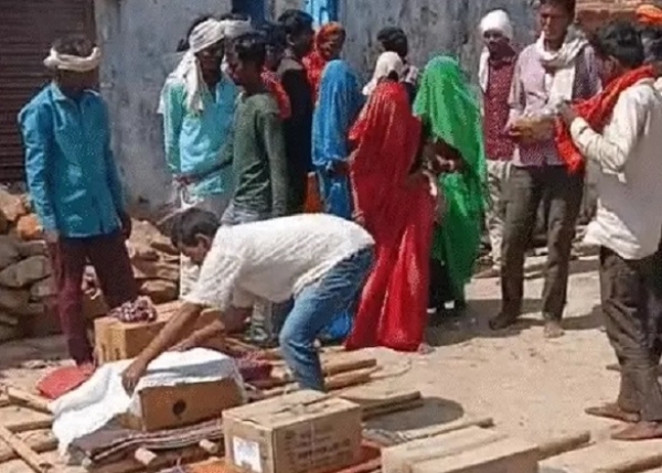 آخری رسومات کی تیاری کرتے اہل خانہ