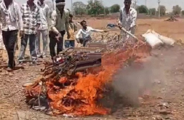 شیوپور میں آخری رسومات ادا کرتے اہل خانہ