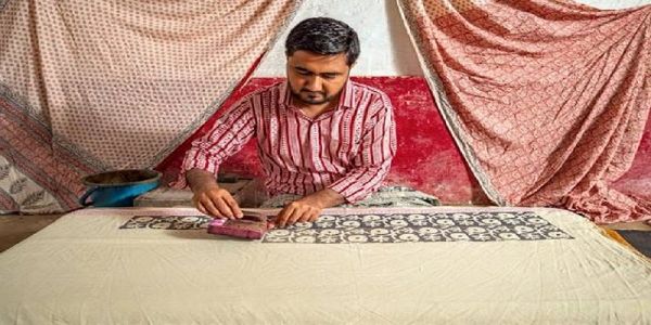 فرانس میں ہندوستانی فن و ثقافت کا شاندار مظاہرہ، فوئر ڈی پیرس میں مدھیہ پردیش کے باغ پرنٹ کا پرچم لہرایا