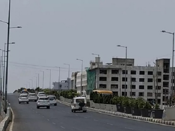 ایئرپورٹ روڈ پر وزیراعلیٰ ڈاکٹر موہن یادو کا قافلہ