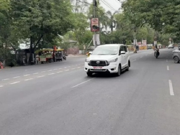 کھیل اور تعاون کے وزیر وشواس سارنگ ایک کار سے وزارت پہنچے