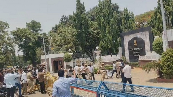 این ای ای ٹی پیپر لیک ہونے پر احتجاج ، لوک بھون میں پولیس کا لاٹھی چارج