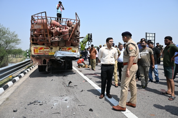 بندیل کھنڈ ایکسپریس وے پر اسکارپیو کی ڈی سی ایم سے ٹکر، ایک ہی خاندان کے چار افراد کی موت، ایک لڑکی زخمی