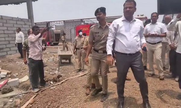 دیواس میں پٹاخہ فیکٹری میں دھماکے کے بعد موقع پر پہنچے افسران