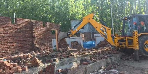 کلگام کے فریسل میں انسداد منشیات مہم کے دوران 3 غیر قانونی دکانوں کو مسمار کیا گیا