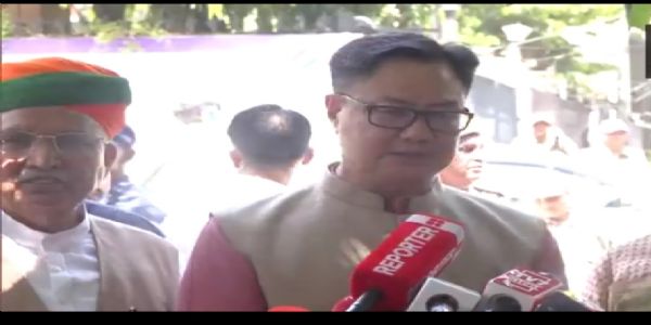 مرکزی وزیر نے راہل گاندھی کے غیر ملکی دوروں پر سوال اٹھائے، پارلیمنٹ کو تین ہفتے قبل اطلاع دینا ضروری