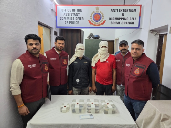 دن دیہاڑے 5 لاکھ روپے کی چوری، 2 ملزمان گرفتار