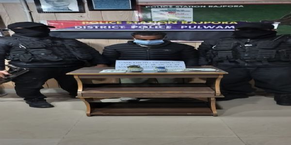 پلوامہ میں دہشت گردوں کا مددگار گرفتار، اسلحہ اور دھماکہ خیز مواد برآمد