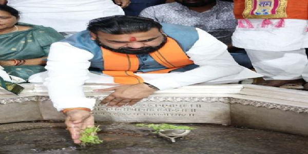 وزیر اعلیٰ نے مہاویرمندر میں پوجا کرکے ریاست کی امن و سلامتی اور خوشحالی کیلئے پراتھنا کی