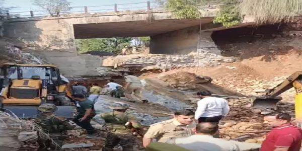 جموں کے بنتلاب میں پل منہدم ہونے سے تین مزدور جاں بحق، ایک کو بچایا گیا