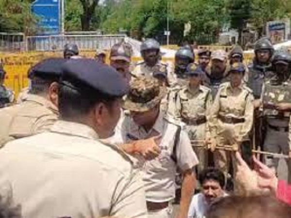 احتجاج پر ہلکا لاٹھی چارج