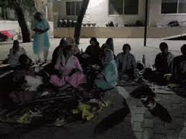 جے پی اسپتال میں مظاہرہ کرتی ہوئیں خواتین