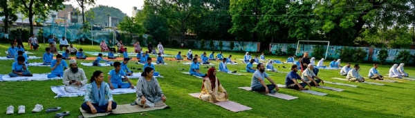 یوگ کرتے ہوئے طلبا
