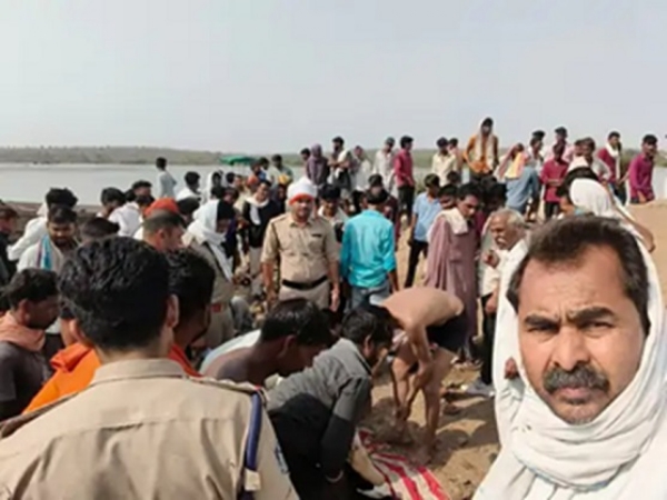 دیواس میں نرمدا ندی میں نوجوانوں کے ڈوبنے کے بعد لوگوں کا ہجوم جمع ہوا