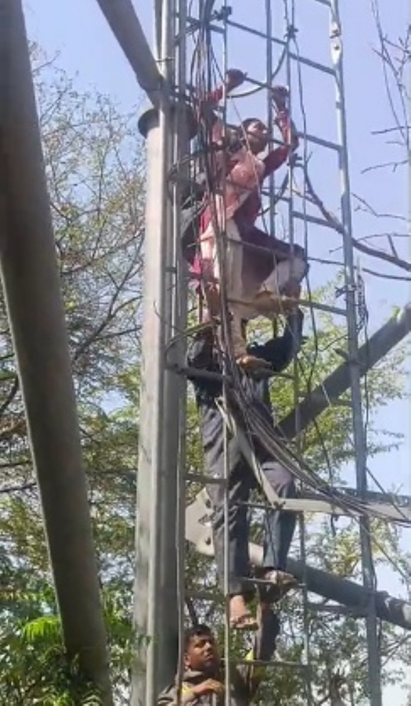 UP-FATEHPUR-GIRL-CLIMB-TOWER
