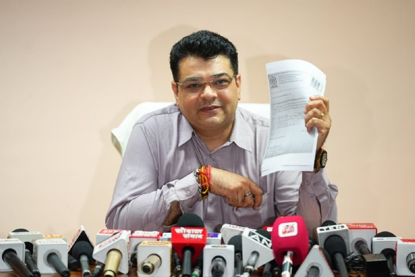 بی جے پی حکومت نے ایم سی ڈی کے 48 اسکول بند کرکے ان کی عمارتوں میں آیوشمان آروگیہ مندر کھول دیے: انکوش نارنگ