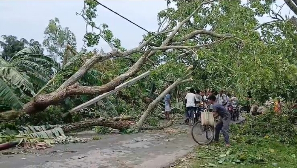 Storm-Wrecks-Havoc-in-Jalpaigu Storm-Wrecks-Havoc-in-Jalpaigu