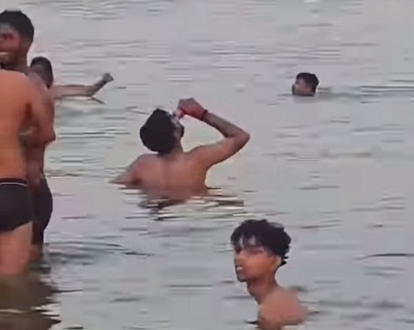 UP-VNS-ALCOHOL-GANGA-POLICE