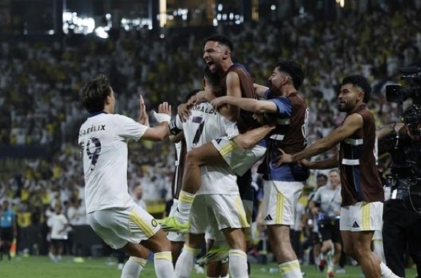 خطاب جیتنے کے بعد جشن مناتے النصر کے کھلاڑی
