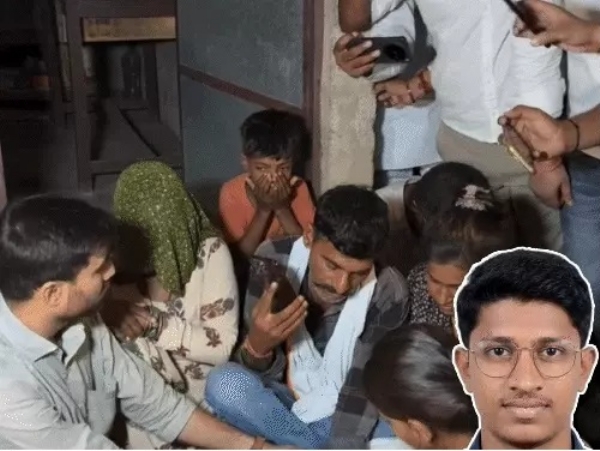نیٹ پیپر لیک سے دلبرداشتہ ہو کر خود کشی کرنے والے طالب علم کے اہل خانہ کو راہل گاندھی نے تسلی دی نیٹ پیپر لیک سے دلبرداشتہ ہو کر خود کشی کرنے والے طالب علم کے اہل خانہ کو راہل گاندھی نے تسلی دی