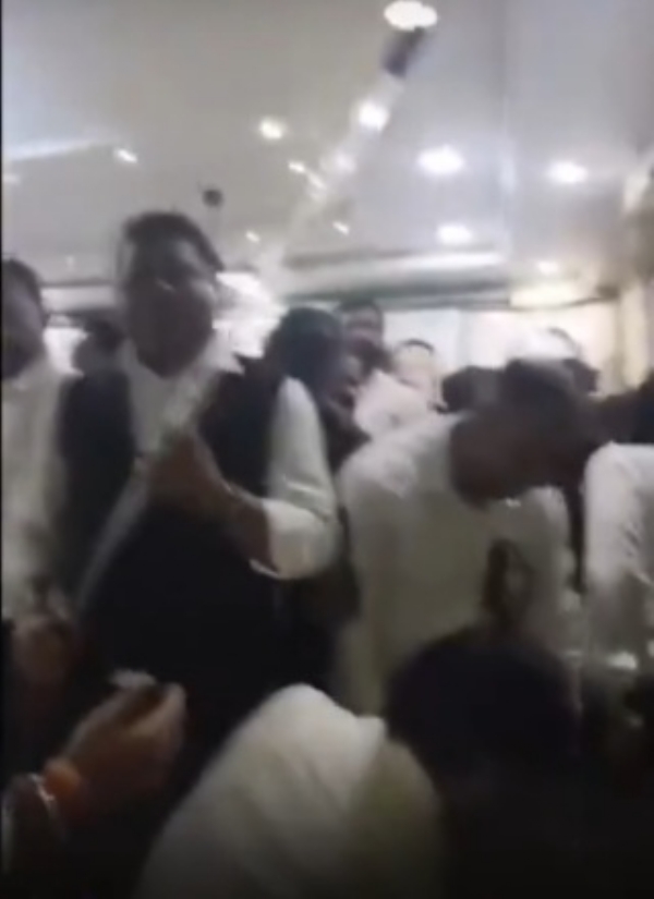 لکھنؤ بار ایسوسی ایشن نے وکلاء میں لاٹھیاں تقسیم کیں، پولیس سے مقابلہ کرنے کی تیاری لکھنؤ بار ایسوسی ایشن نے وکلاء میں لاٹھیاں تقسیم کیں، پولیس سے مقابلہ کرنے کی تیاری