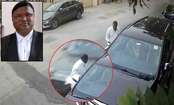 نامپلی میں سینئر وکیل خواجہ معزالدین ایک حملے میں جاں بحق