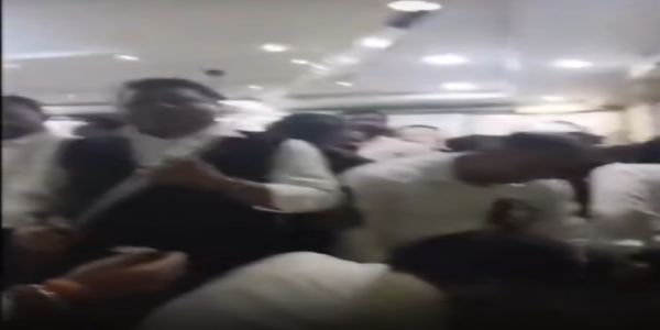 لکھنؤ بار ایسوسی ایشن نے وکلاء میں لاٹھیاں تقسیم کیں، پولیس سے مقابلہ کرنے کی تیاری