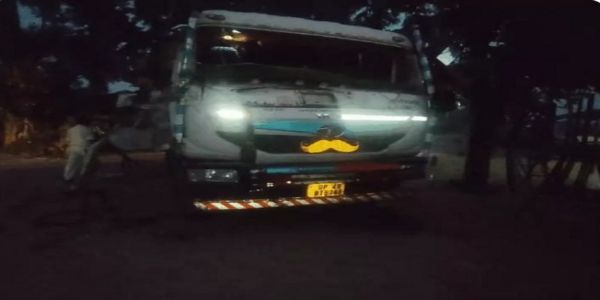 بارہ بنکی میں ڈمپر نے ایک ہی خاندان کے پانچ افراد کو کچل دیا، چار ہلاک